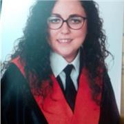 Profesora con carrera universitaria en finanzas y contabilidad